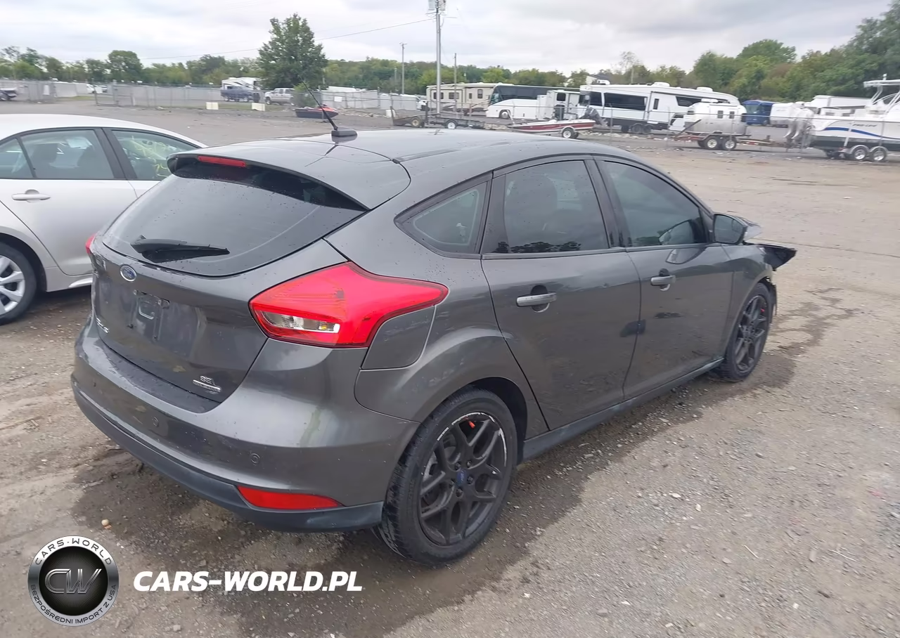 2016 Ford Focus Se VIN:1FADP3K24GL302936 - 4
