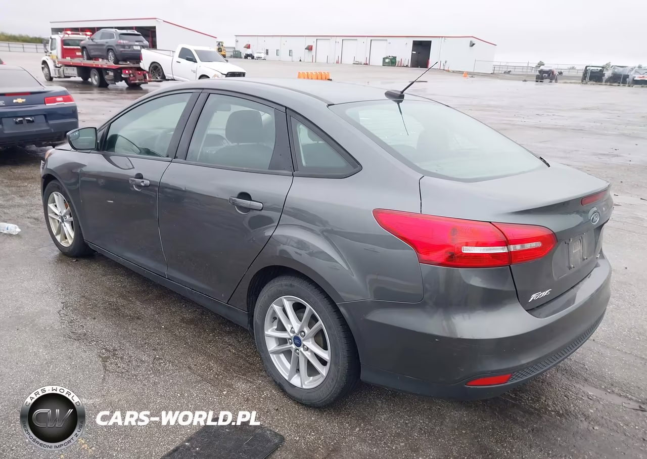 2018 Ford Focus Se VIN:1FADP3F27JL223455 - 3