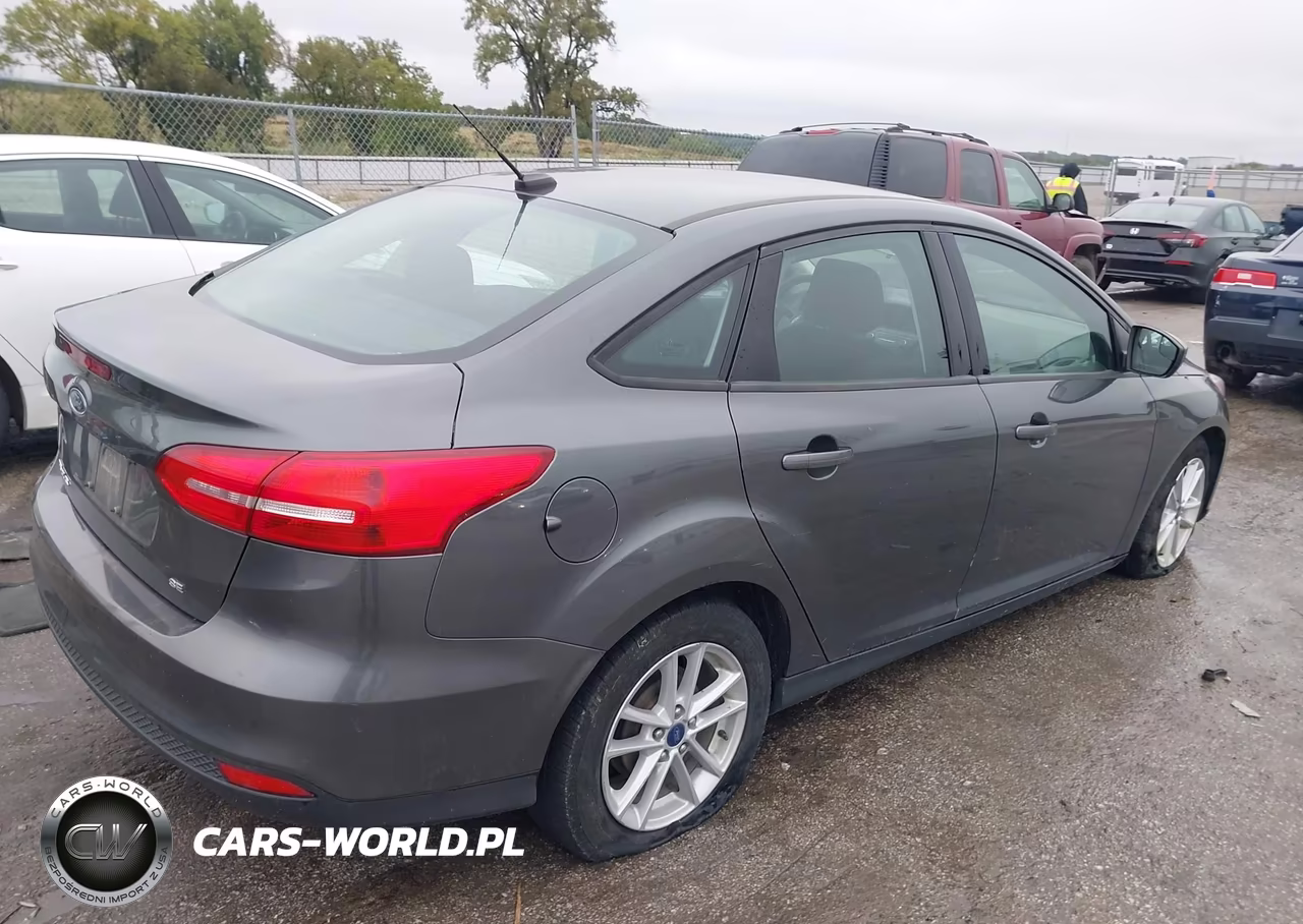 2018 Ford Focus Se VIN:1FADP3F27JL223455 - 4