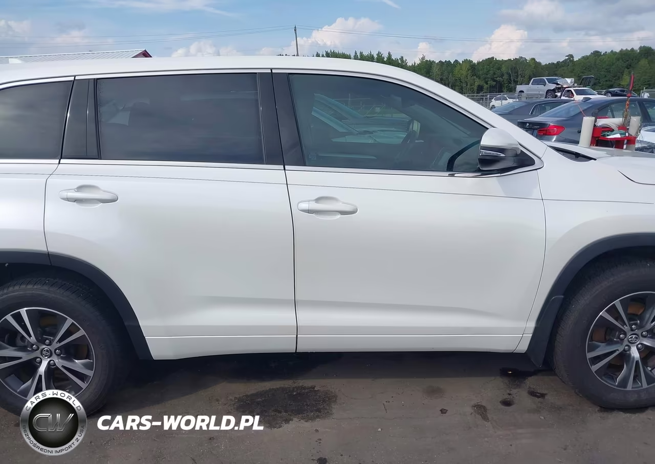 2018 Toyota Highlander Le Plus VIN:5TDBZRFH1JS909525 - 14