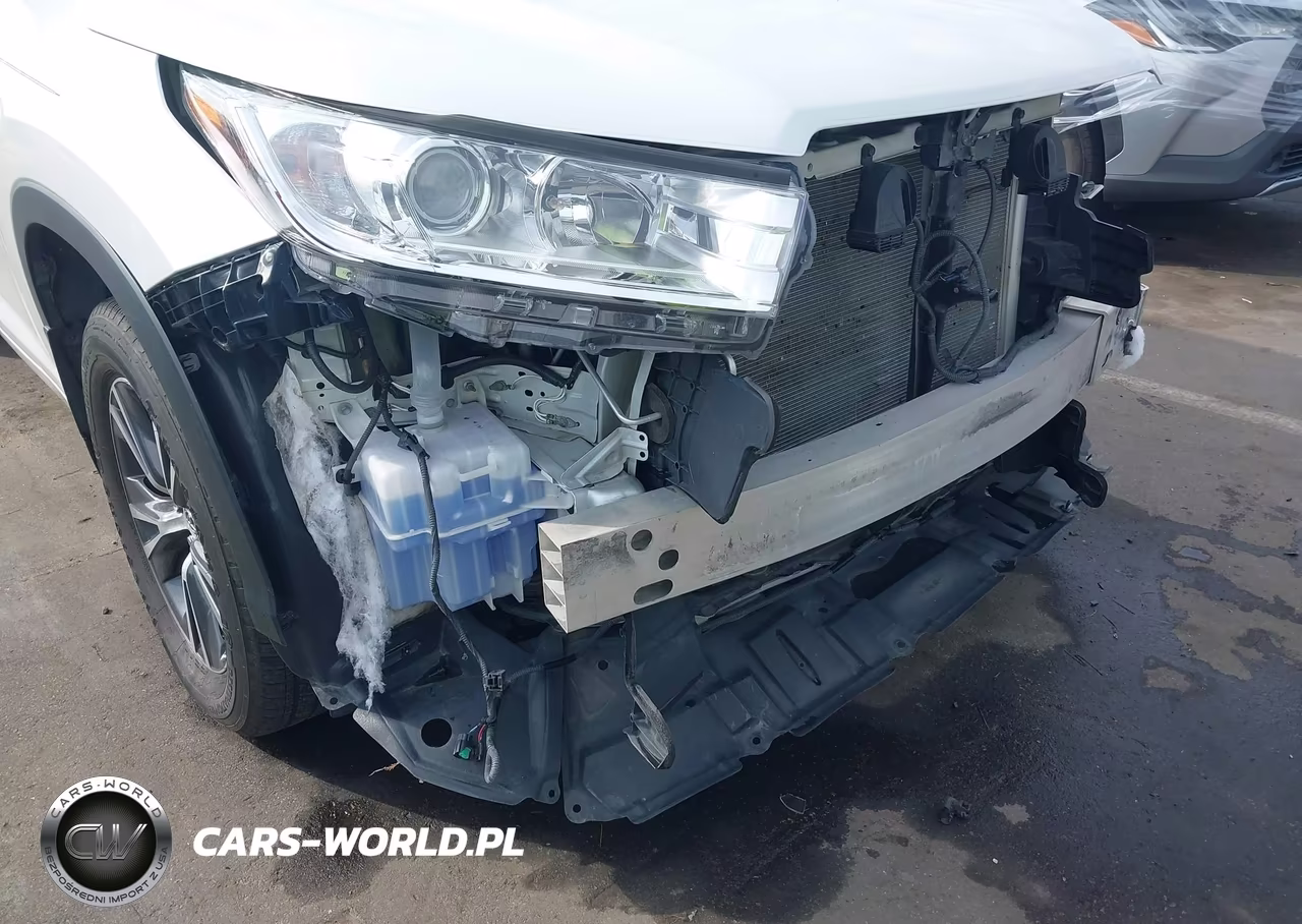 2018 Toyota Highlander Le Plus VIN:5TDBZRFH1JS909525 - 19