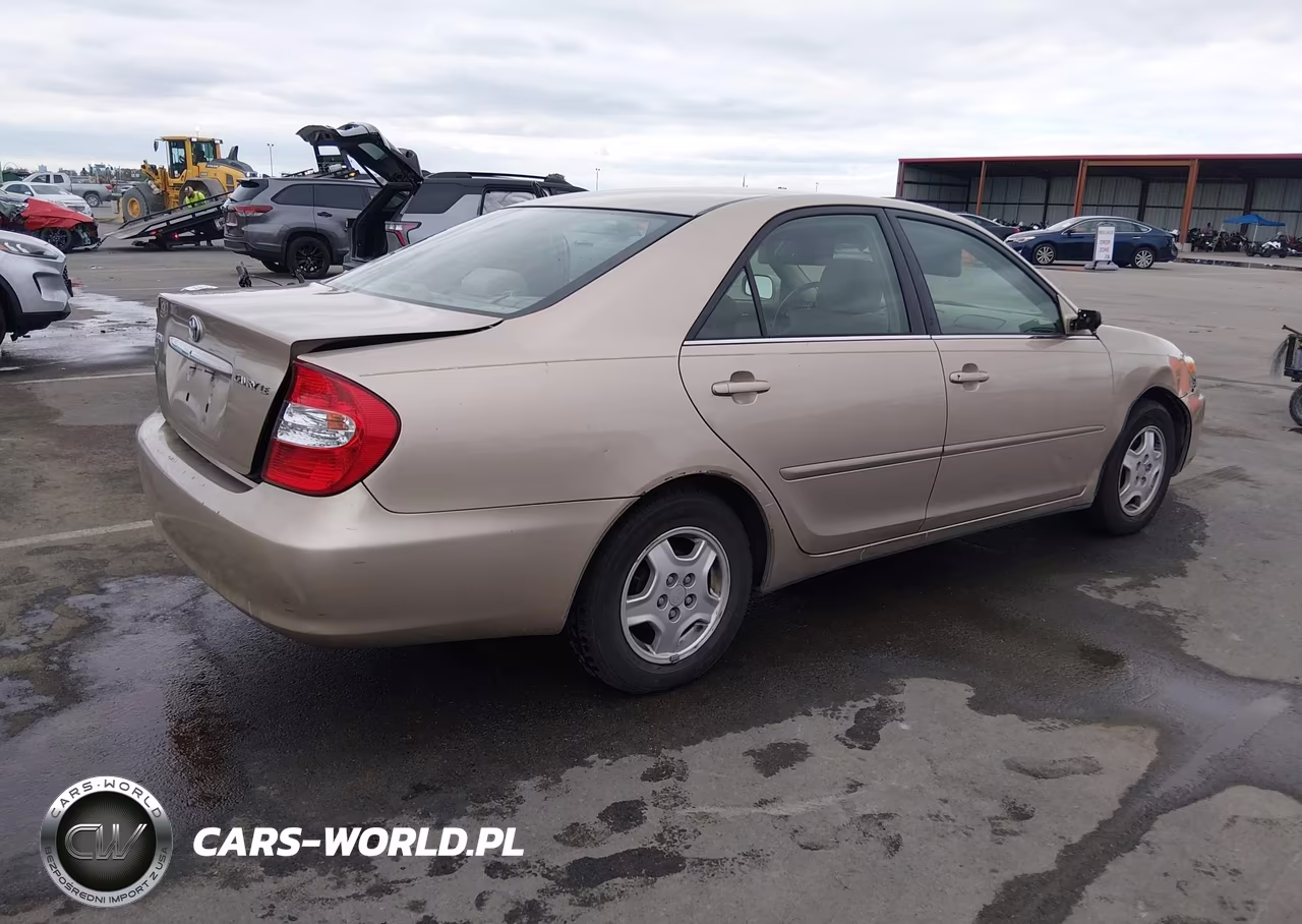 2002 Toyota Camry Le VIN:4T1BE32K42U010614 - 4