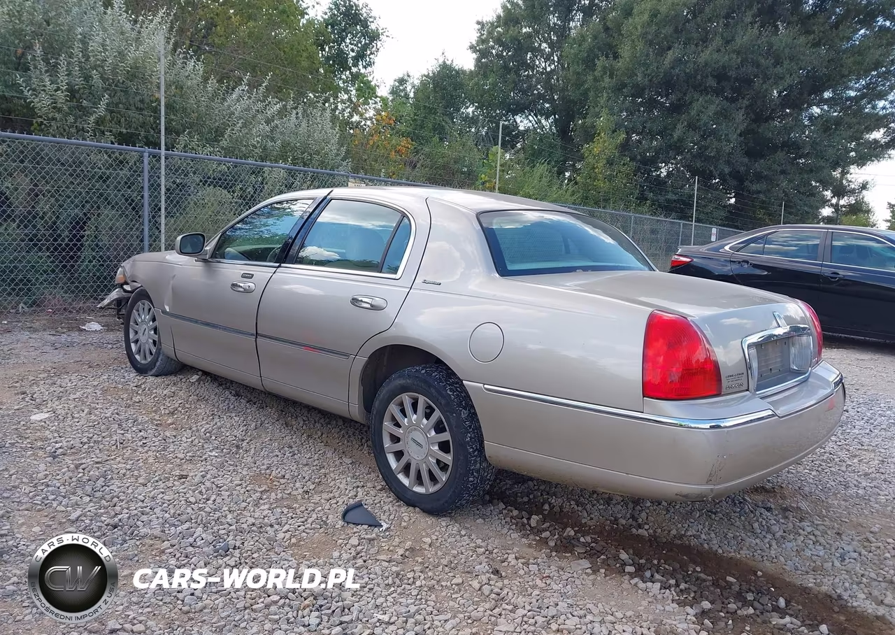 2007 Lincoln Town Car Signature VIN:1LNHM81VX7Y639705 - 3