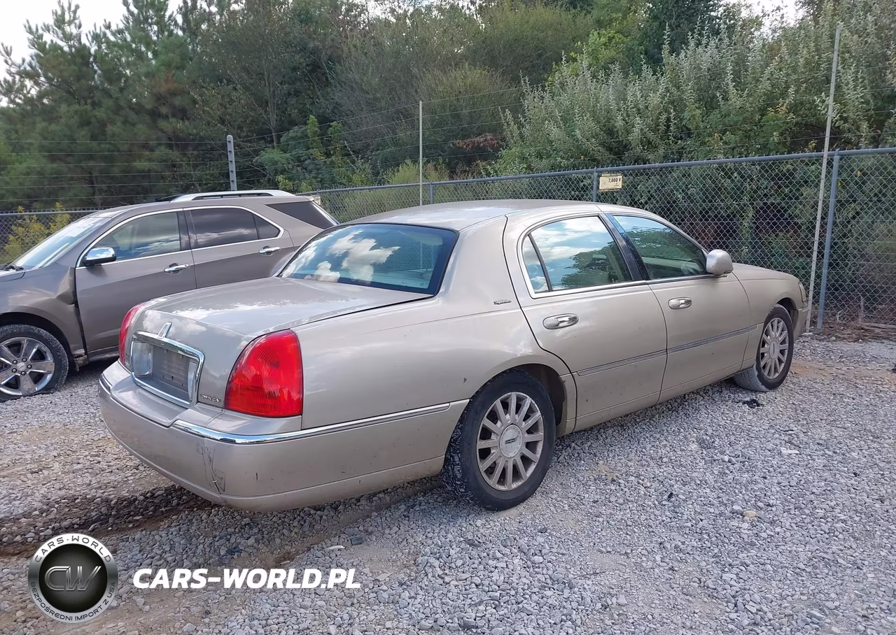 2007 Lincoln Town Car Signature VIN:1LNHM81VX7Y639705 - 4