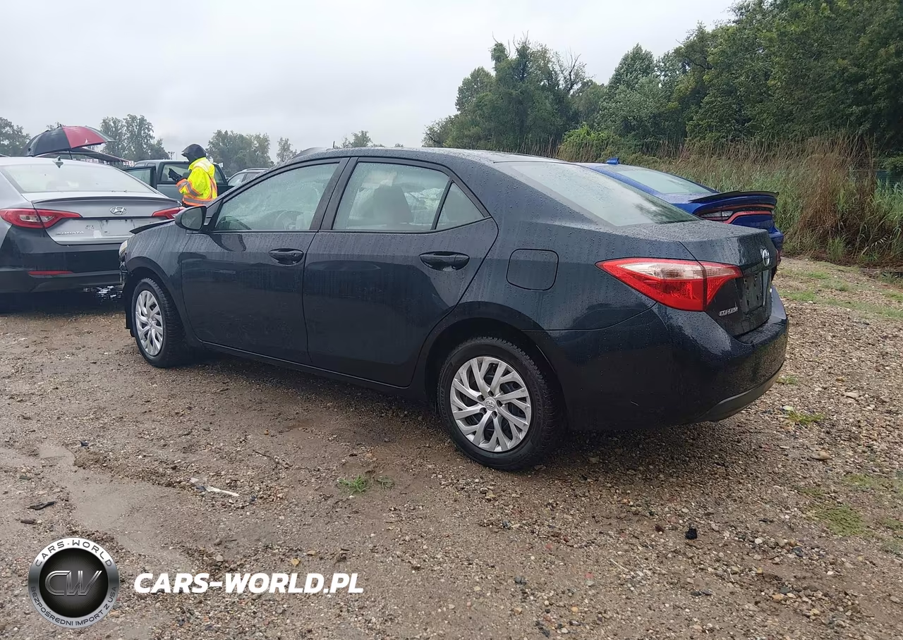 2018 Toyota Corolla Le VIN:5YFBURHEXJP818313 - 3