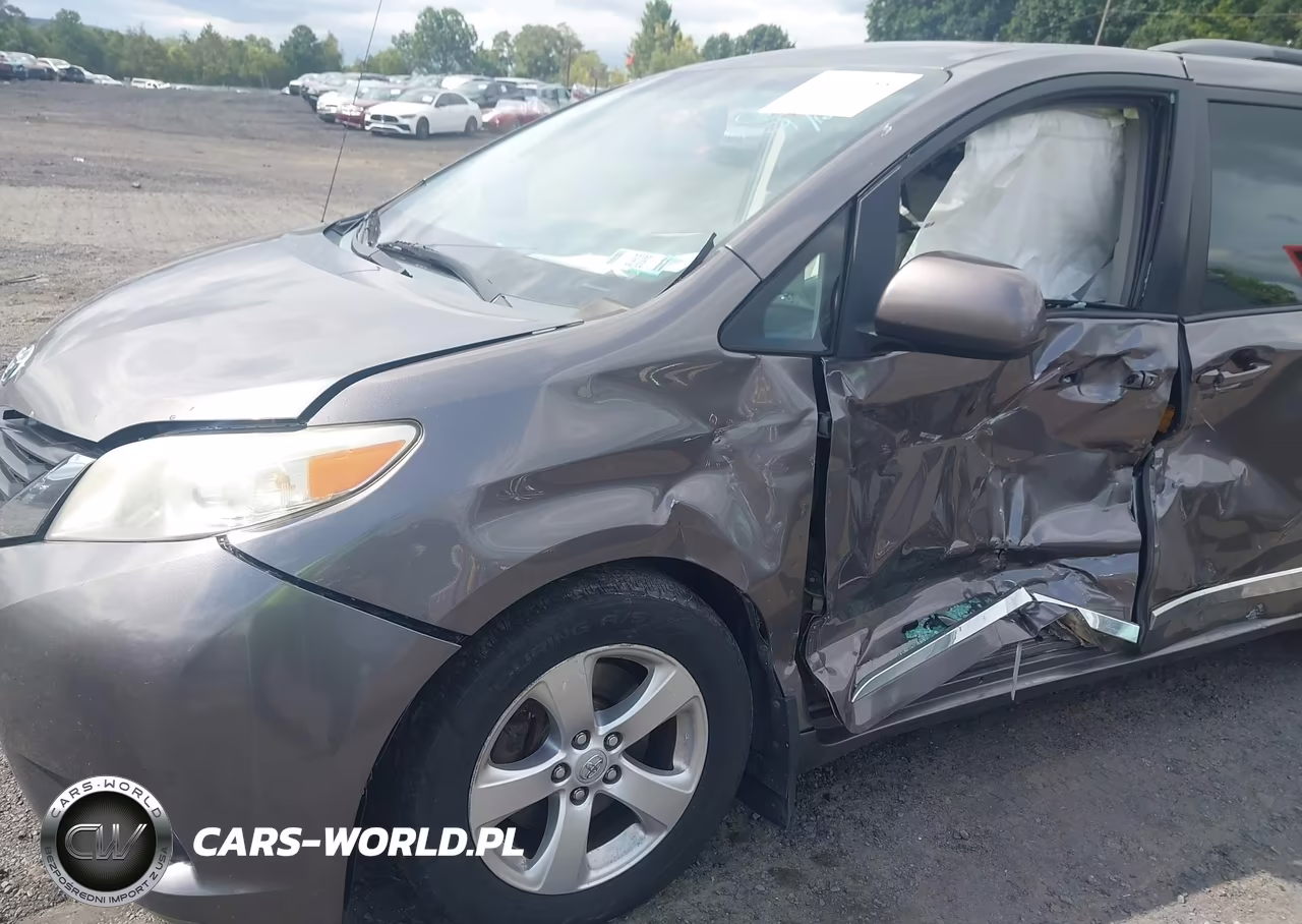 2014 Toyota Sienna Le VIN:5TDKK3DC4ES484171 - 17