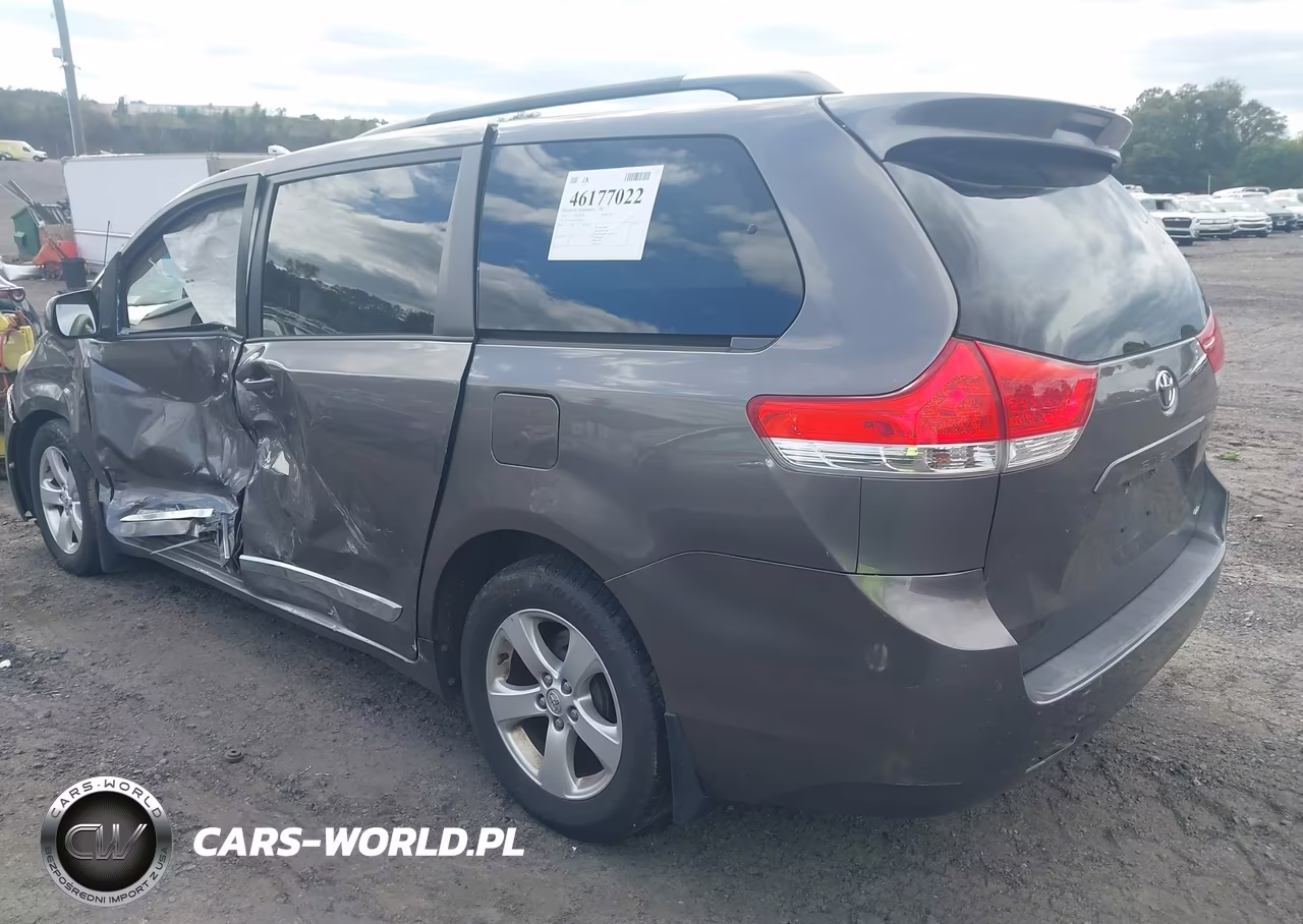 2014 Toyota Sienna Le VIN:5TDKK3DC4ES484171 - 3
