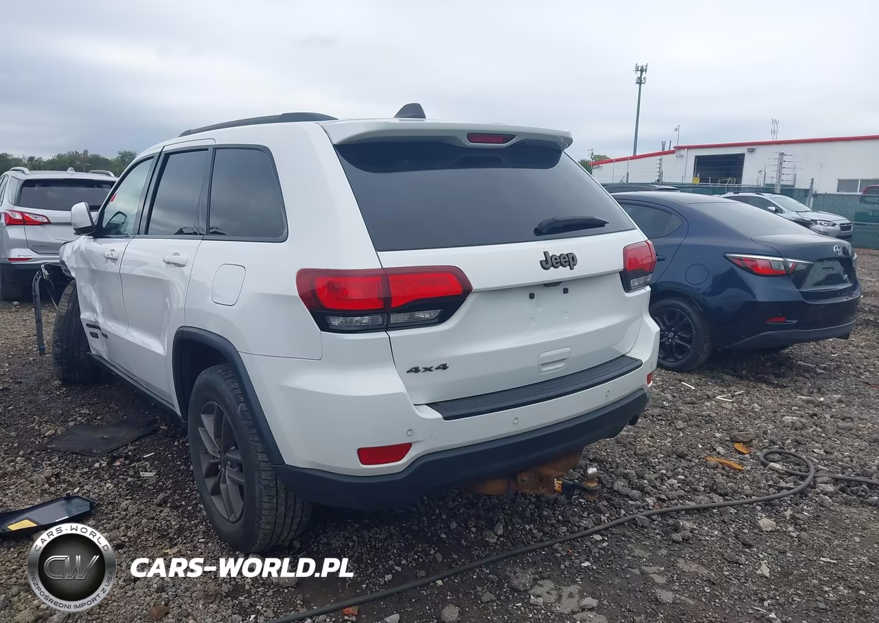2017 Jeep Grand Cherokee 75Th Anniversary Edition 4X4 VIN:1C4RJFAGXHC628175 - 16