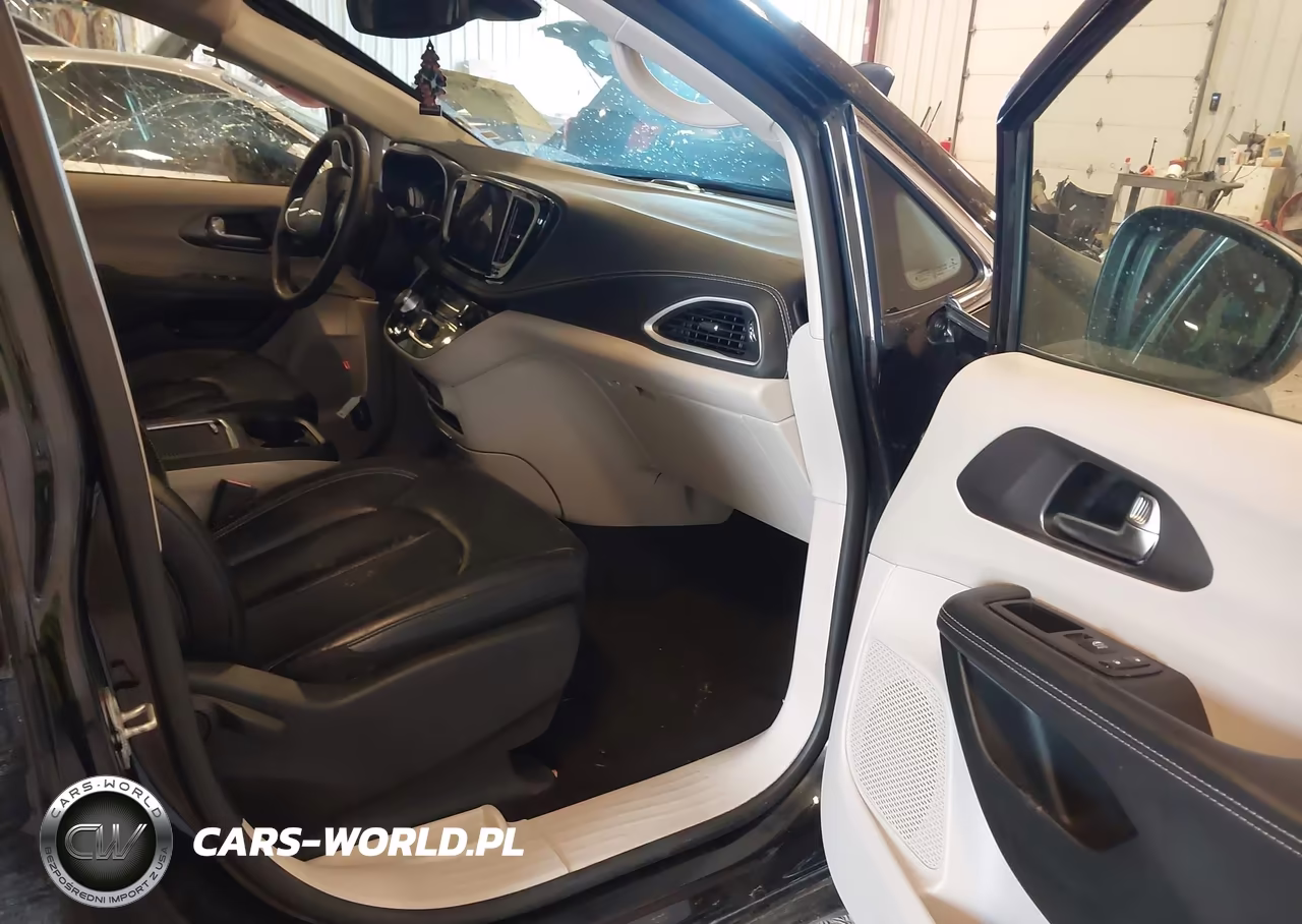 2023 Chrysler Pacifica Hybrid Touring L VIN:2C4RC1L72PR611807 - 5
