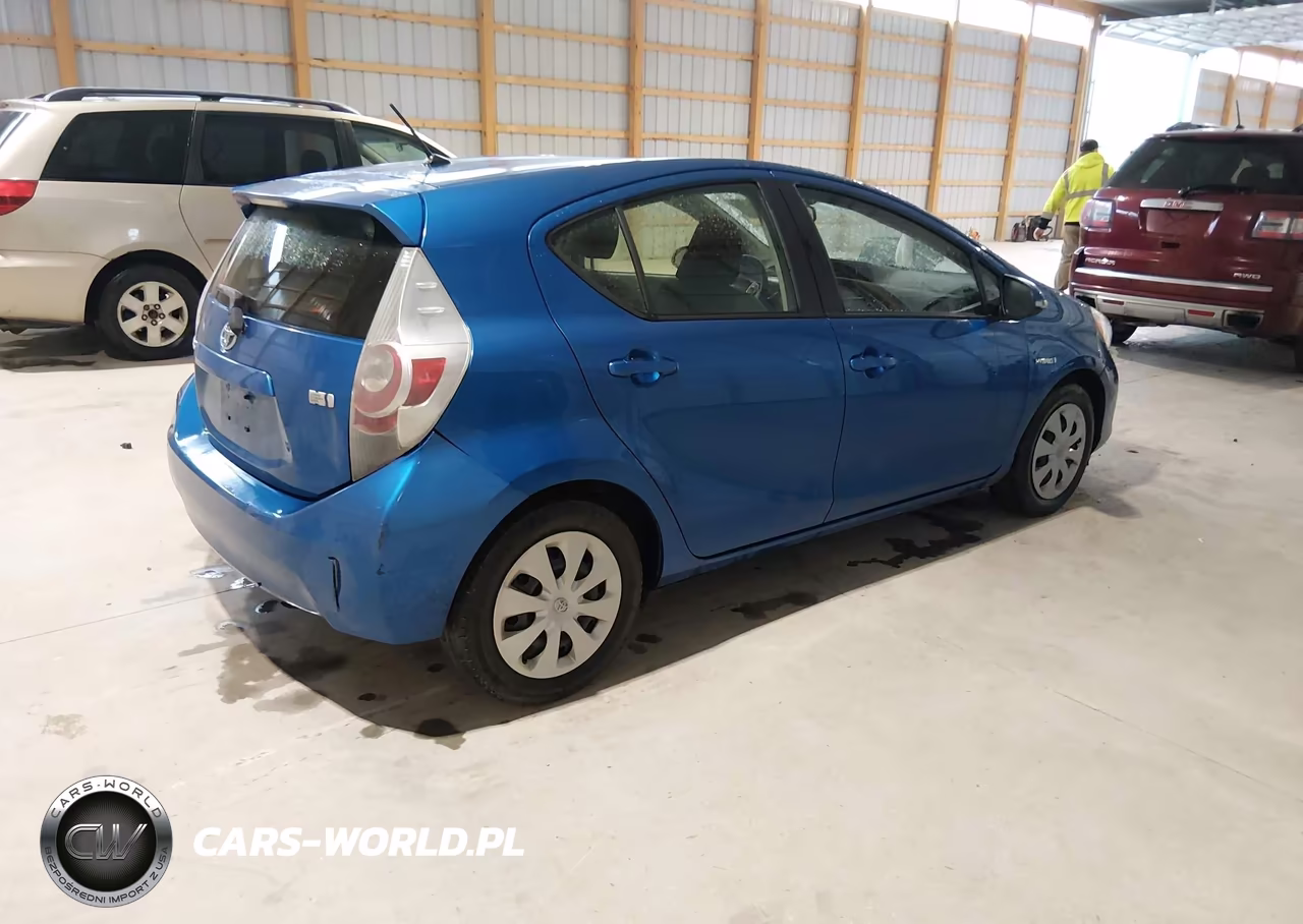 2013 Toyota Prius C Two VIN:JTDKDTB32D1557563 - 4