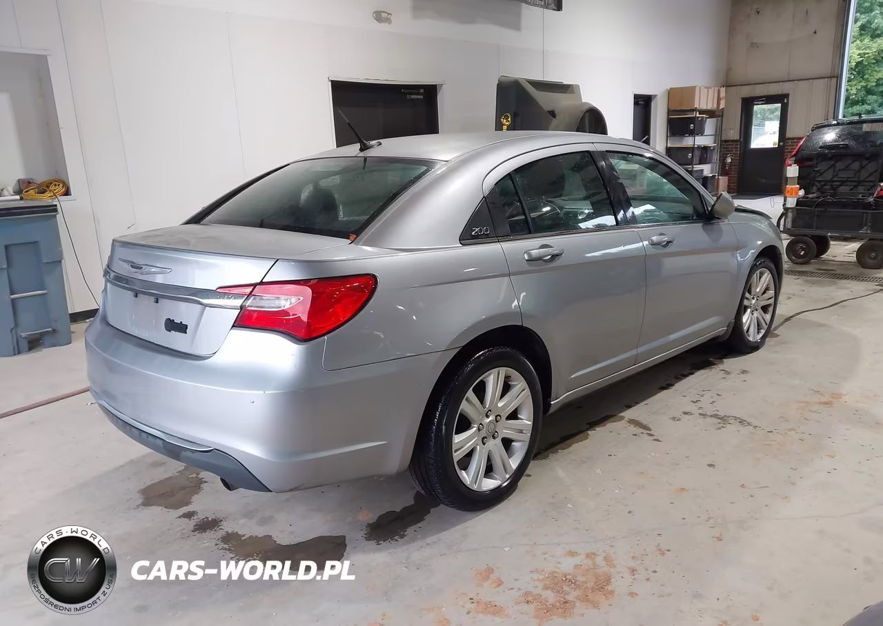 2013 Chrysler 200 Touring VIN:1C3CCBBB8DN683450 - 4