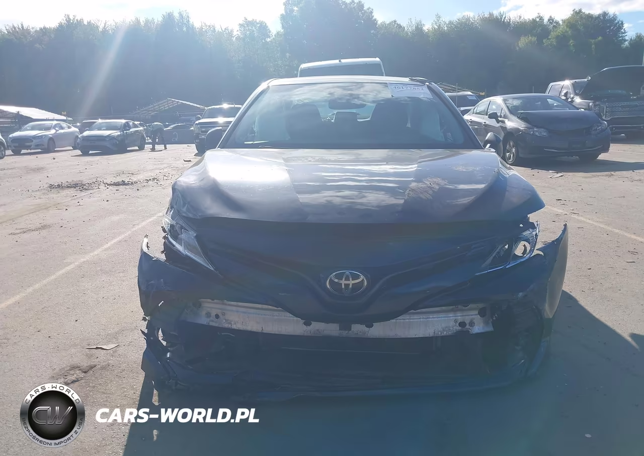 2018 Toyota Camry Le VIN:4T1B11HK5JU586282 - 12