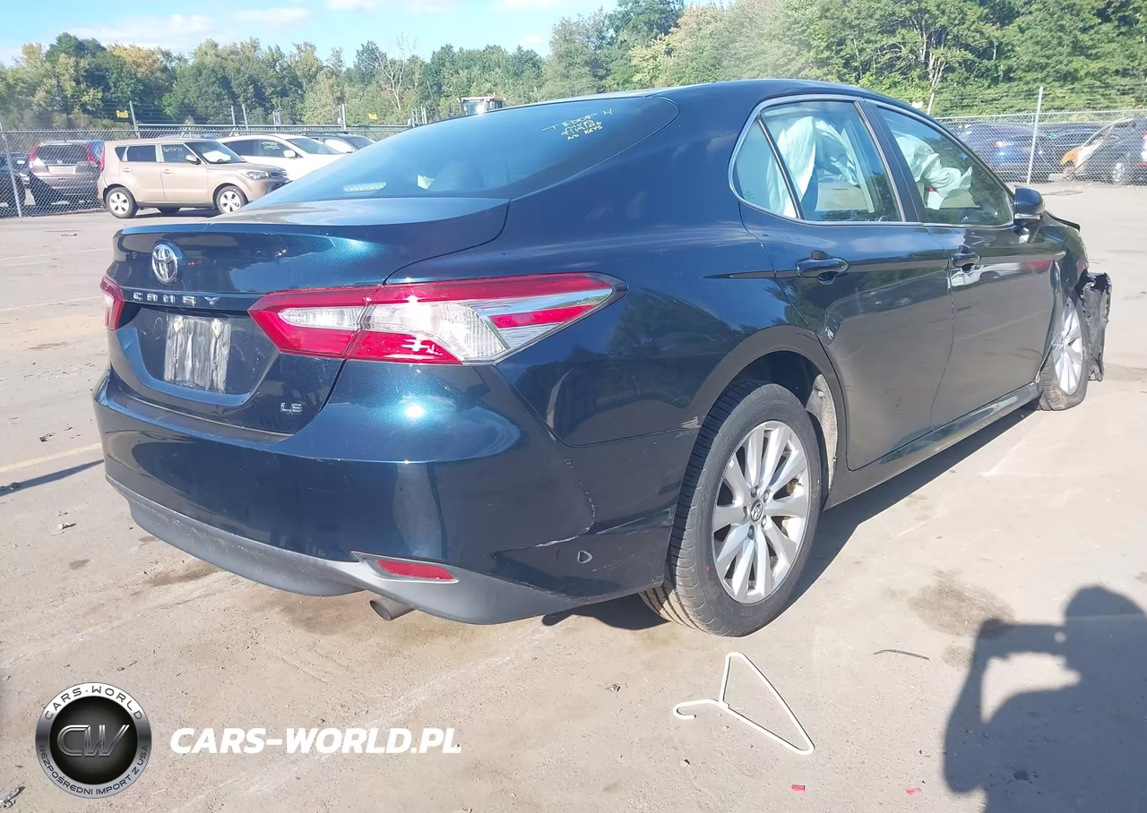 2018 Toyota Camry Le VIN:4T1B11HK5JU586282 - 4