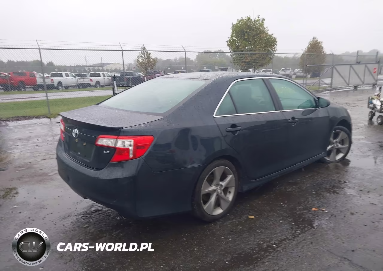 2014 Toyota Camry Se Sport VIN:4T1BF1FK5EU318889 - 4
