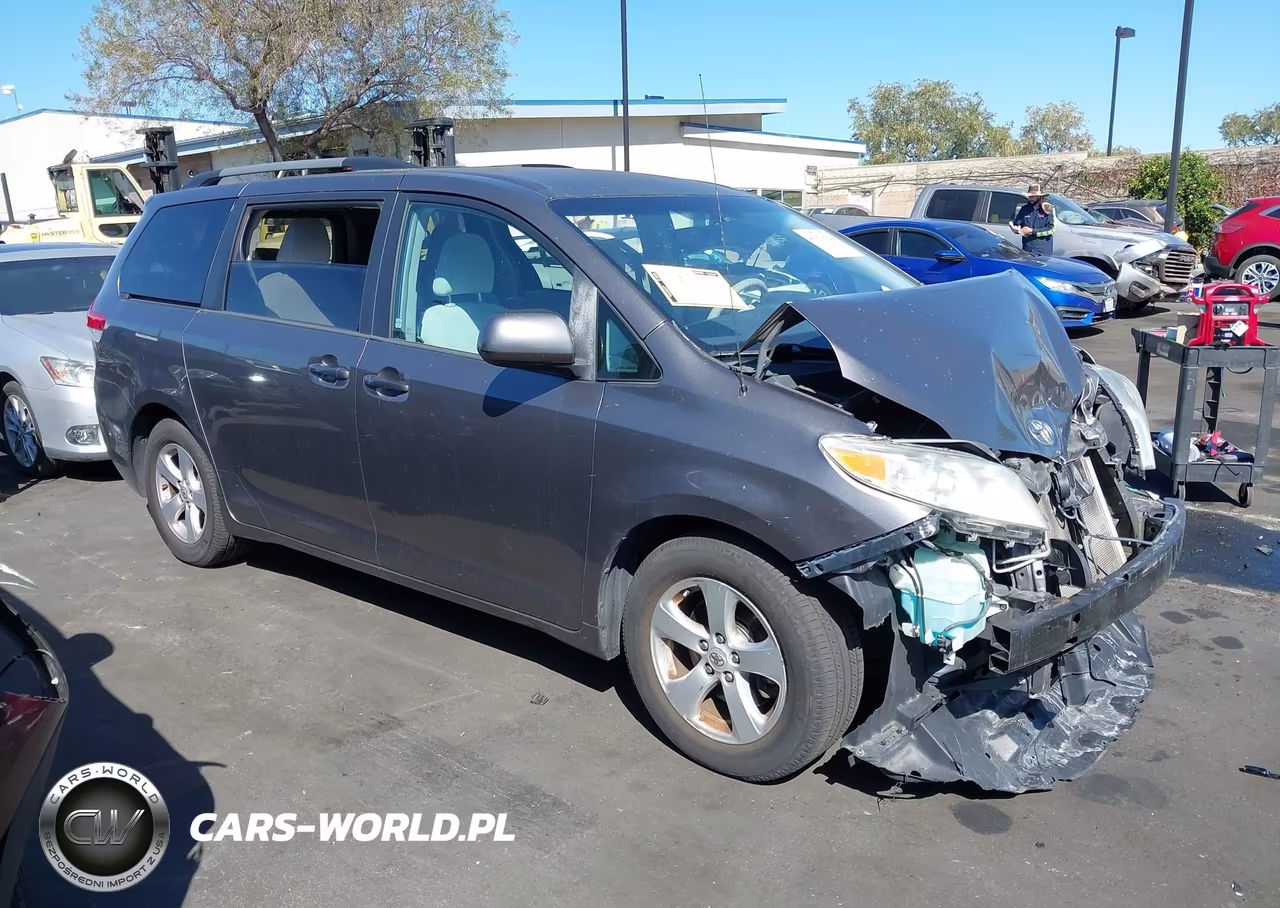 2014 Toyota Sienna Le V6 8 Passenger