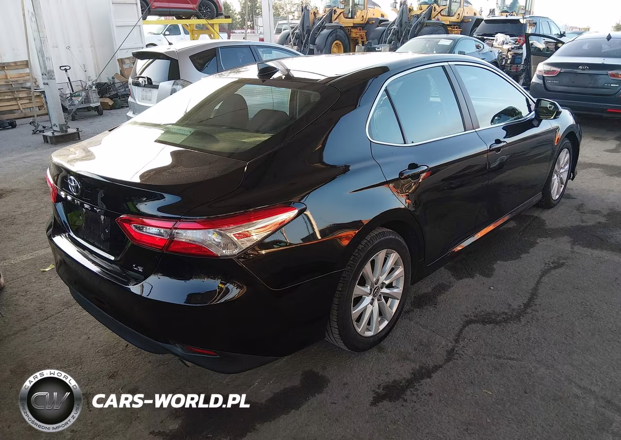 2019 Toyota Camry Le VIN:4T1B11HKXKU284004 - 4