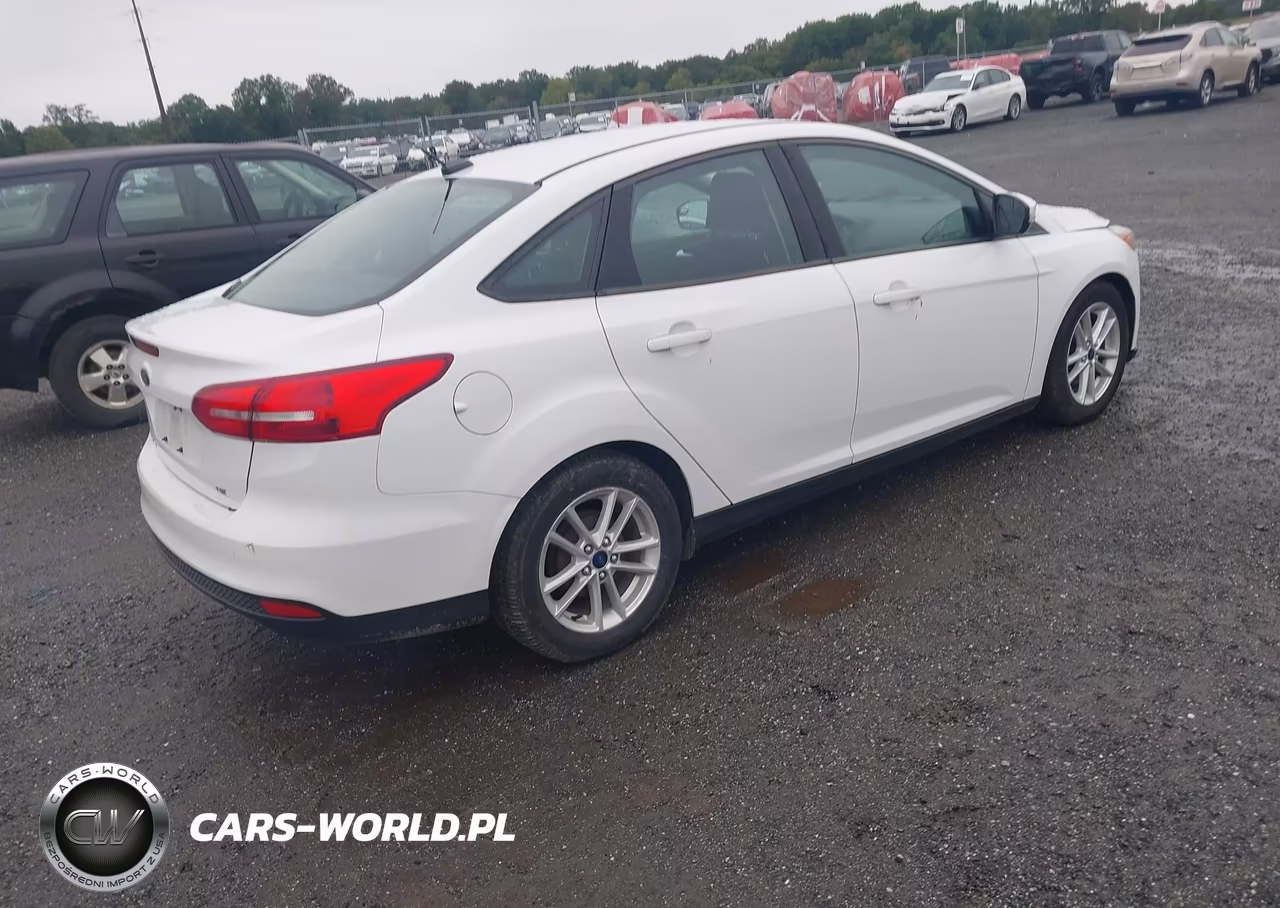 2017 Ford Focus Se VIN:1FADP3F26HL278165 - 4