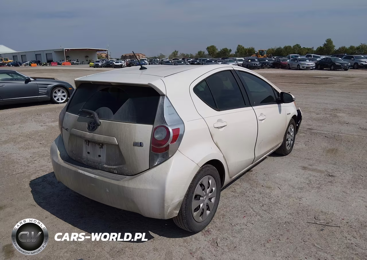 2014 Toyota Prius C Two VIN:JTDKDTB34E1571532 - 4