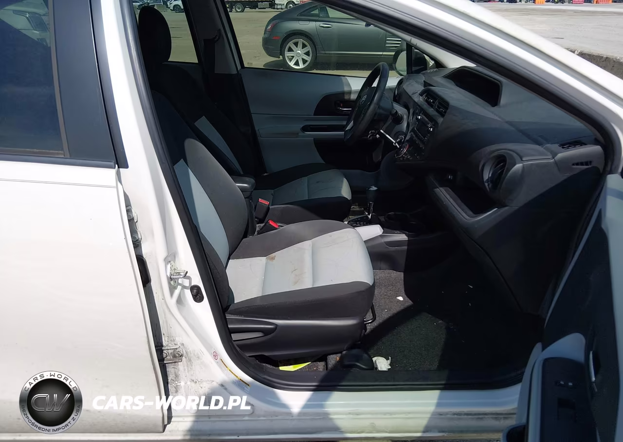 2014 Toyota Prius C Two VIN:JTDKDTB34E1571532 - 5