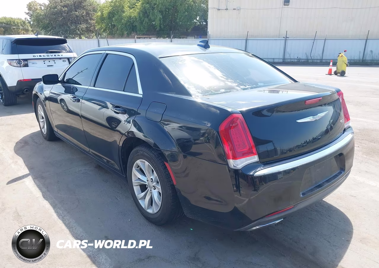 2015 Chrysler 300 Limited VIN:2C3CCAAG9FH920935 - 3