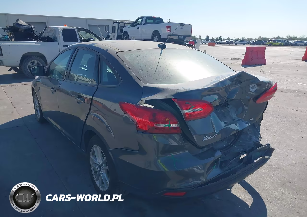 2016 Ford Focus Se VIN:1FADP3F20GL372220 - 3