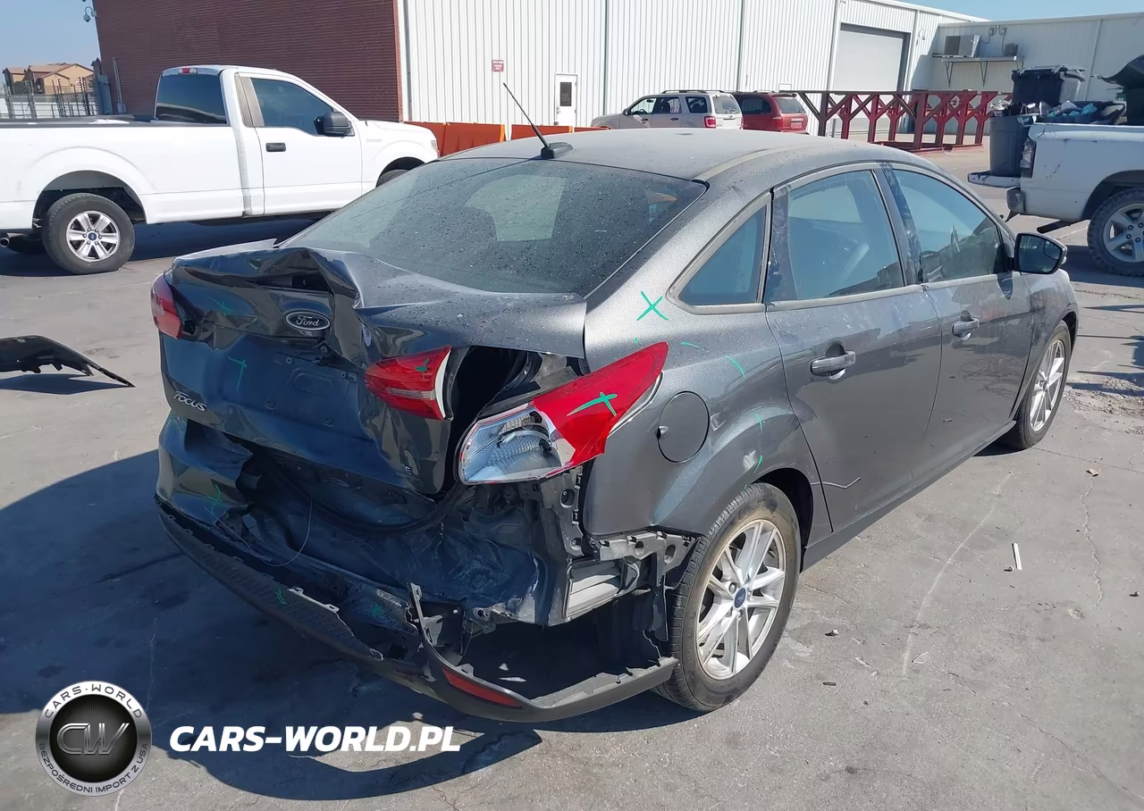 2016 Ford Focus Se VIN:1FADP3F20GL372220 - 4