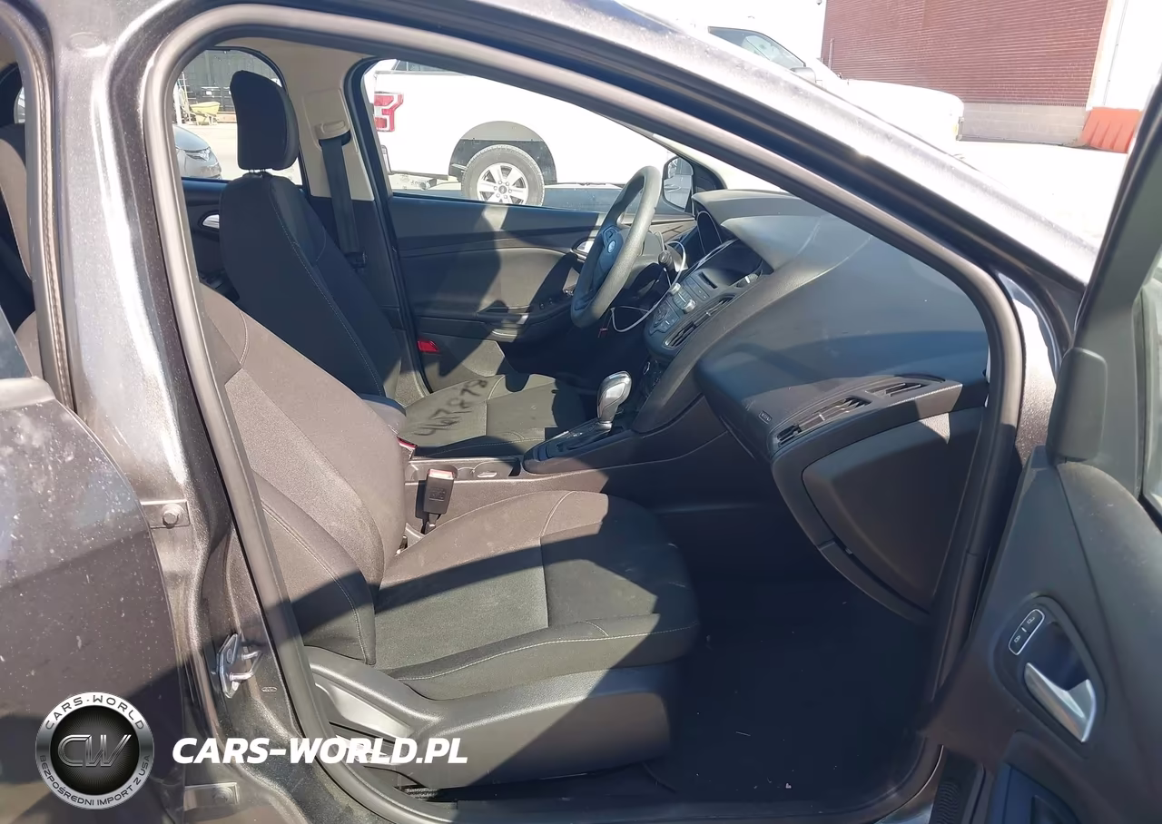 2016 Ford Focus Se VIN:1FADP3F20GL372220 - 5