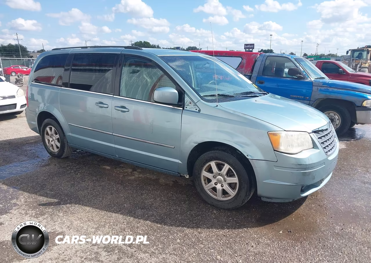 2010 Chrysler Town & Country Touring – zdjęcie 1 z 12