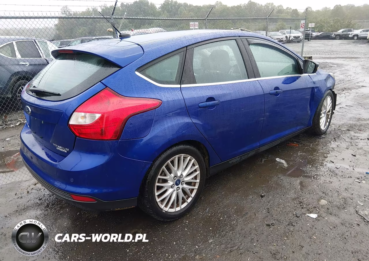2014 Ford Focus Titanium VIN:1FADP3N24EL285662 - 4