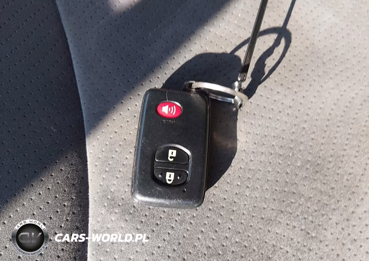 2013 Toyota Prius Two VIN:JTDKN3DU8D1639221 - 11