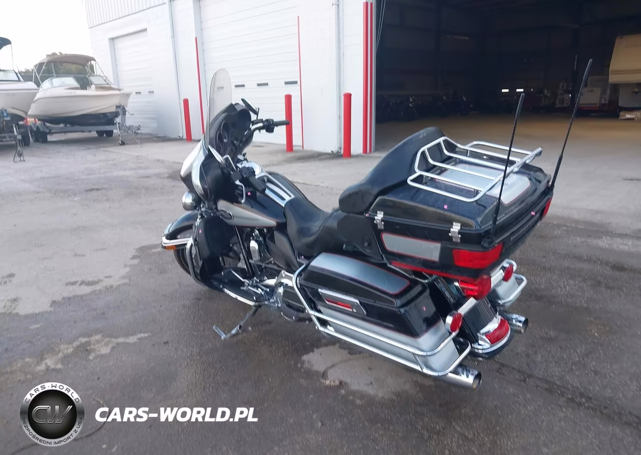 2010 Harley-Davidson Flhtcu VIN:1HD1FC410AB672765 - 3