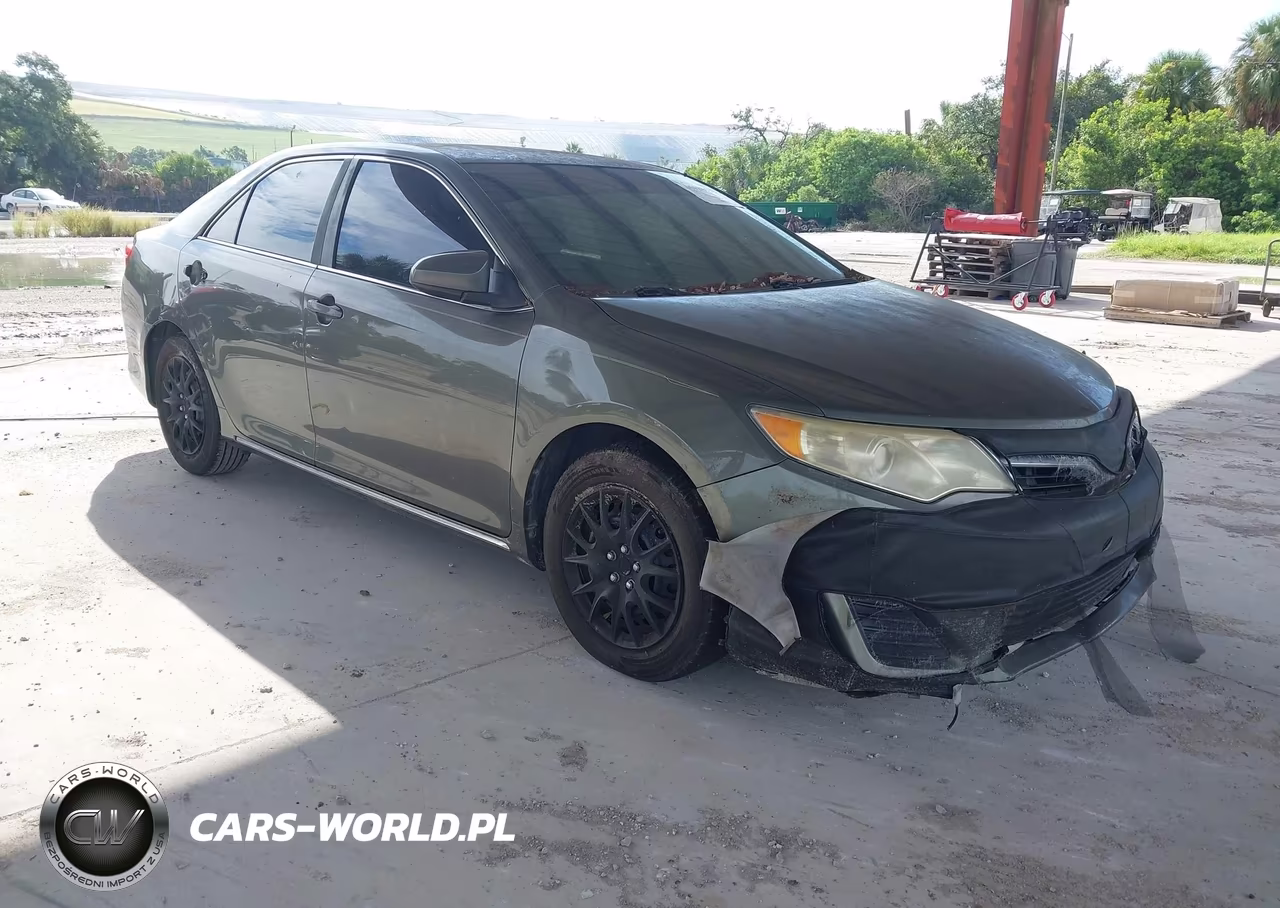 2014 Toyota Camry Le – zdjęcie 1 z 17