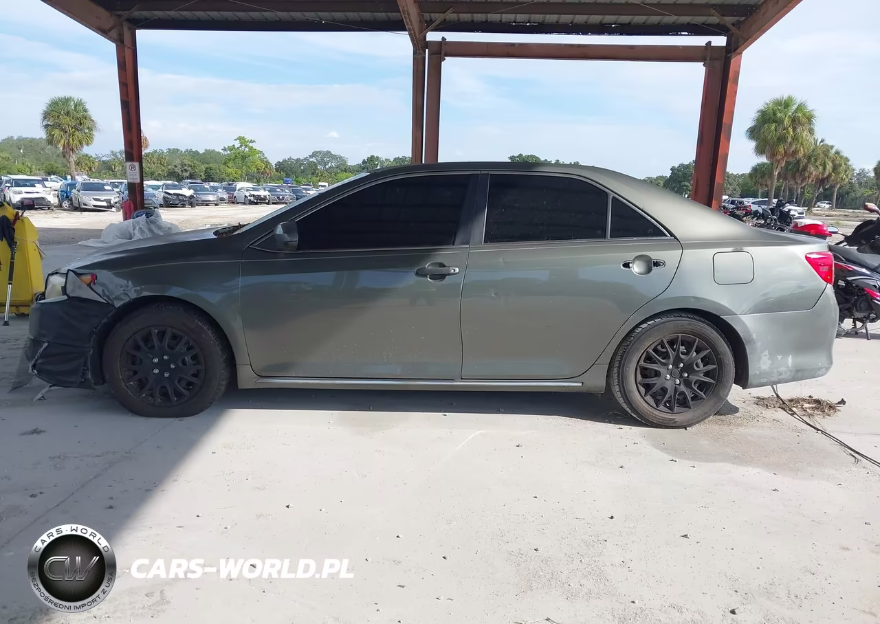 2014 Toyota Camry Le VIN:4T4BF1FKXER357323 - 14