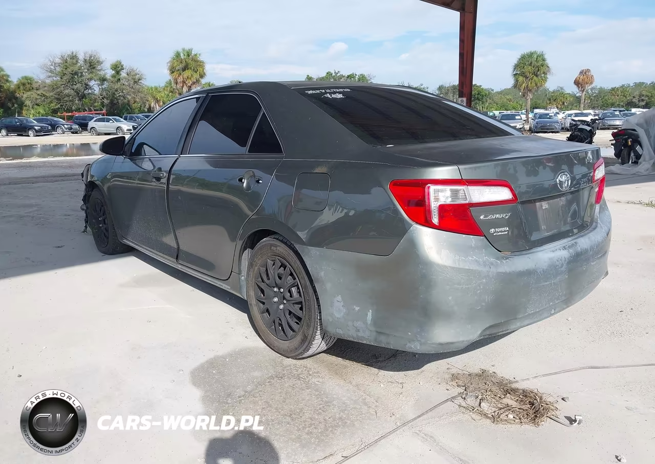 2014 Toyota Camry Le VIN:4T4BF1FKXER357323 - 3