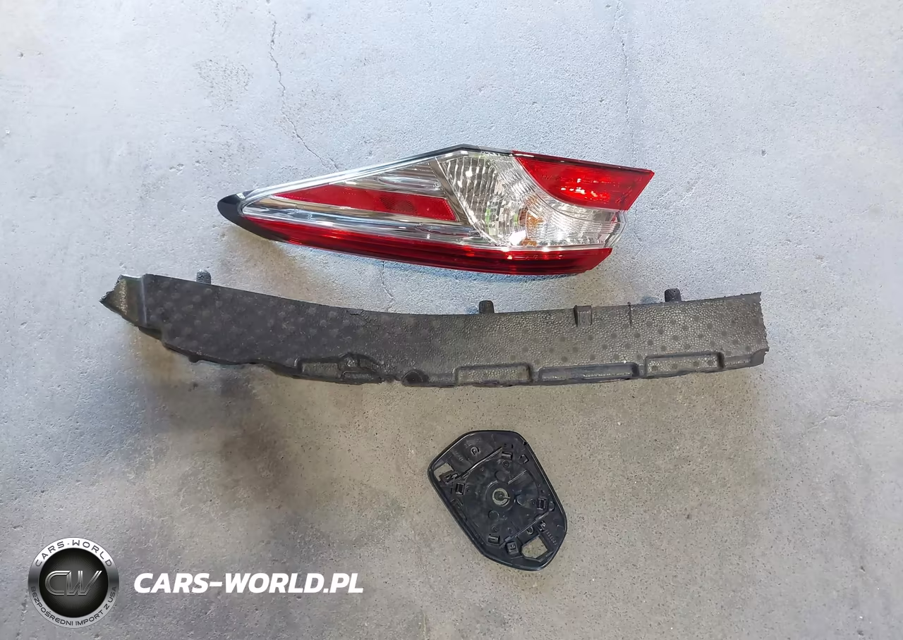 2018 Toyota Camry Le VIN:4T1B11HK9JU599732 - 12