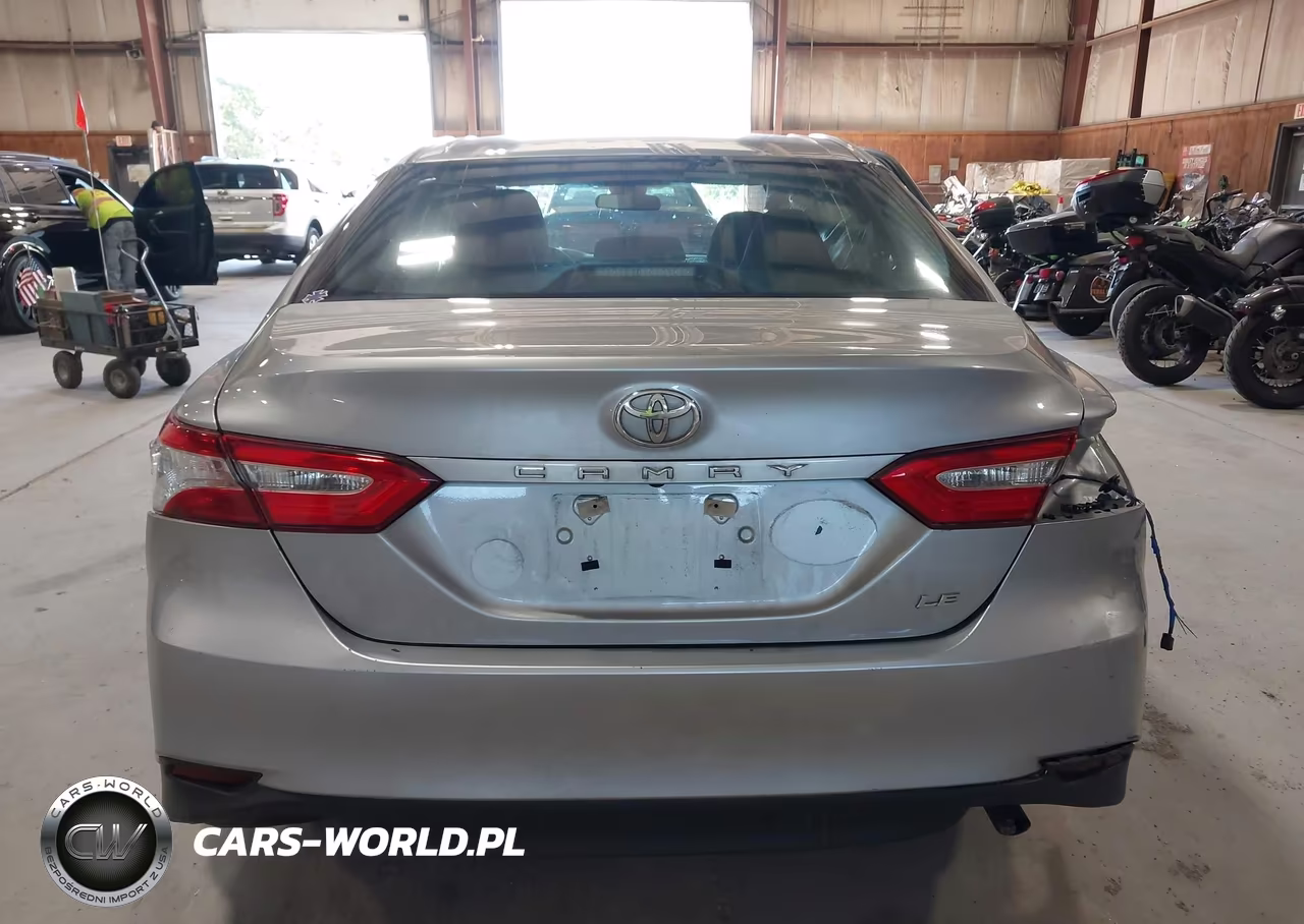 2018 Toyota Camry Le VIN:4T1B11HK9JU599732 - 17