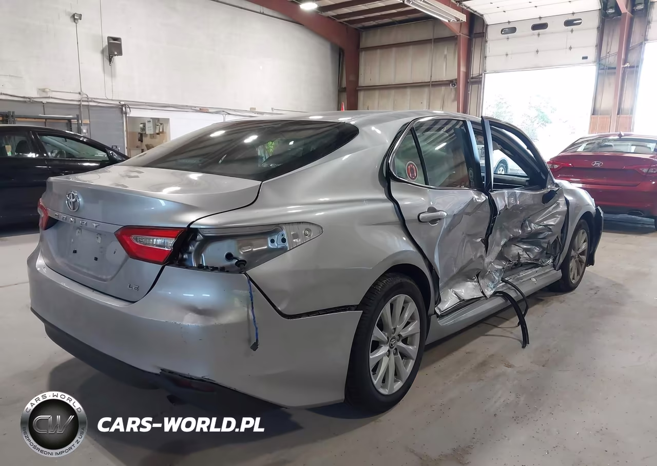 2018 Toyota Camry Le VIN:4T1B11HK9JU599732 - 4