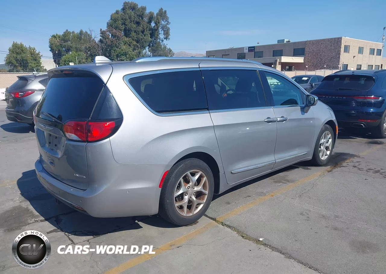 2017 Chrysler Pacifica Limited VIN:2C4RC1GG9HR579028 - 4