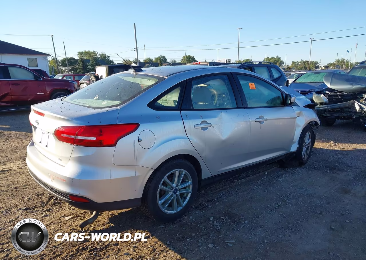 2018 Ford Focus Se VIN:1FADP3F27JL225285 - 4