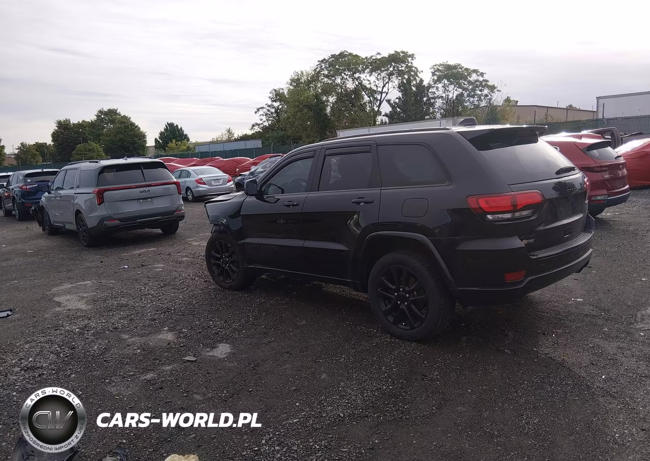 2017 Jeep Grand Cherokee Altitude 4X4 VIN:1C4RJFAG4HC767508 - 3