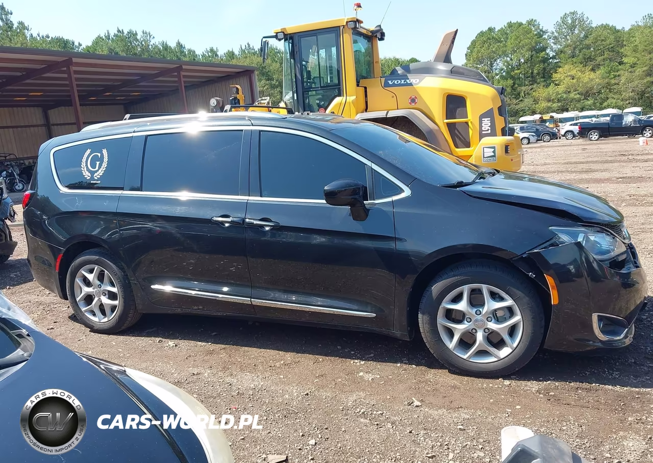 2017 Chrysler Pacifica Touring-L Plus VIN:2C4RC1EG3HR633362 - 13