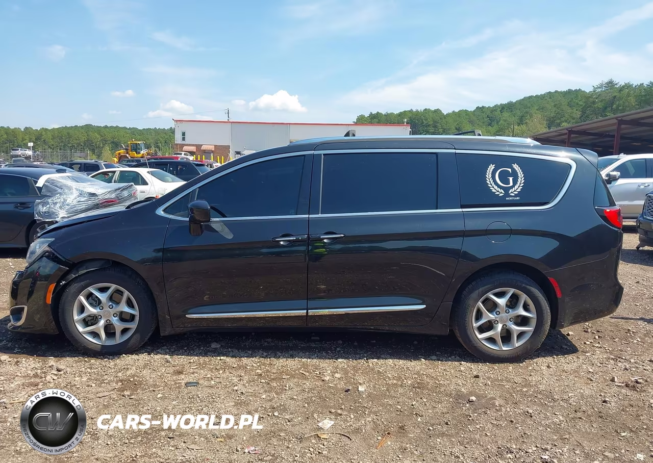 2017 Chrysler Pacifica Touring-L Plus VIN:2C4RC1EG3HR633362 - 14
