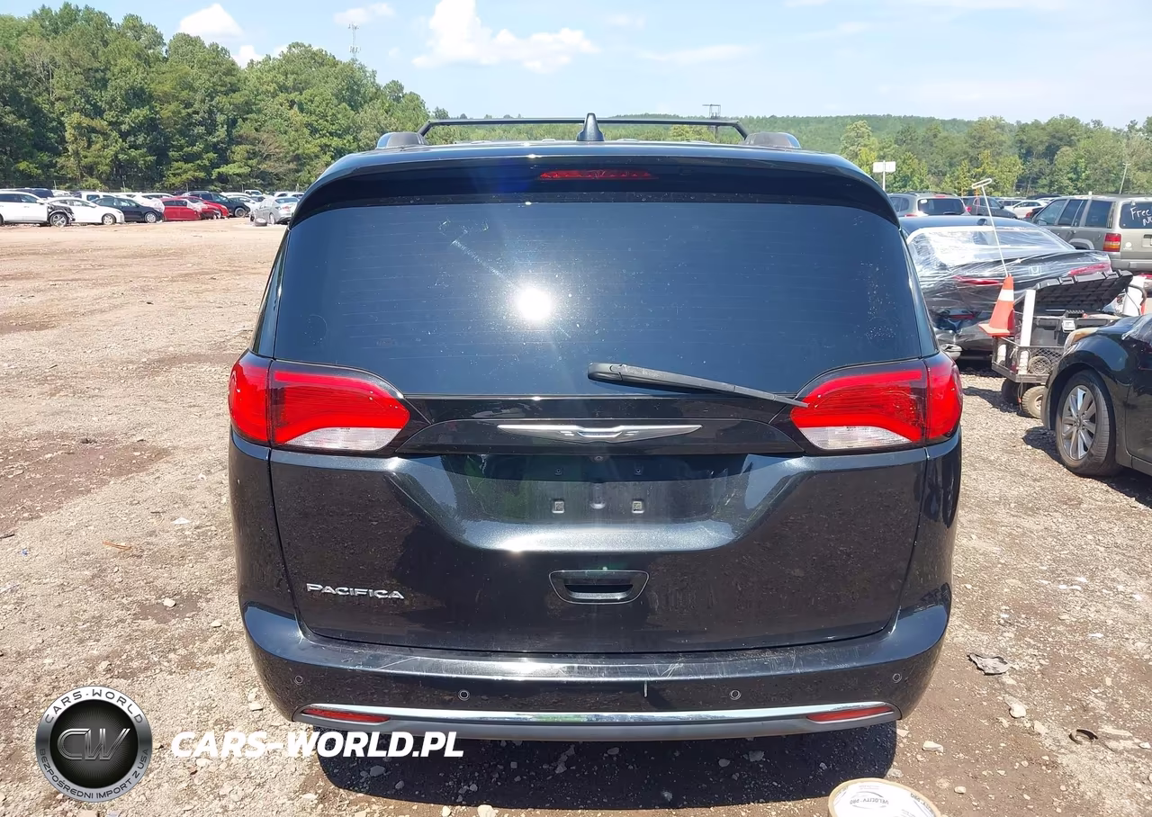 2017 Chrysler Pacifica Touring-L Plus VIN:2C4RC1EG3HR633362 - 16