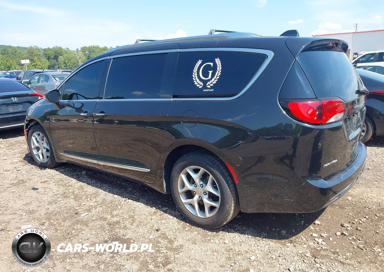 2017 Chrysler Pacifica Touring-L Plus VIN:2C4RC1EG3HR633362 - 3