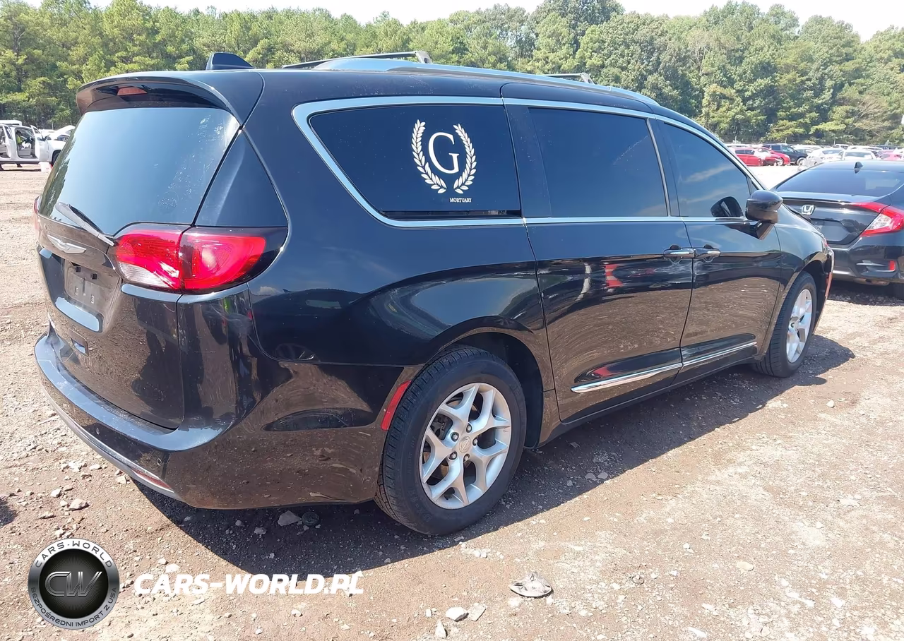 2017 Chrysler Pacifica Touring-L Plus VIN:2C4RC1EG3HR633362 - 4