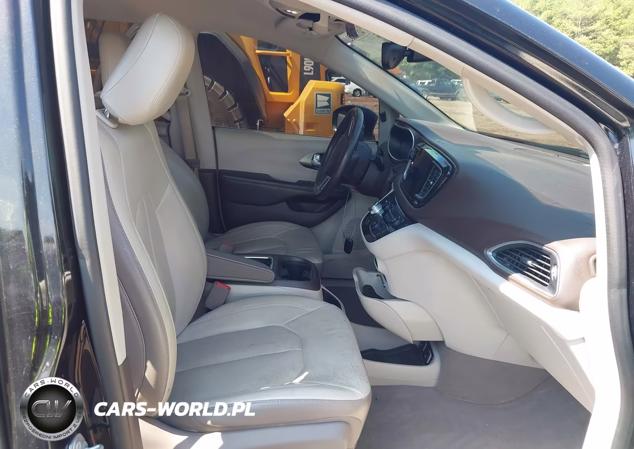 2017 Chrysler Pacifica Touring-L Plus VIN:2C4RC1EG3HR633362 - 5