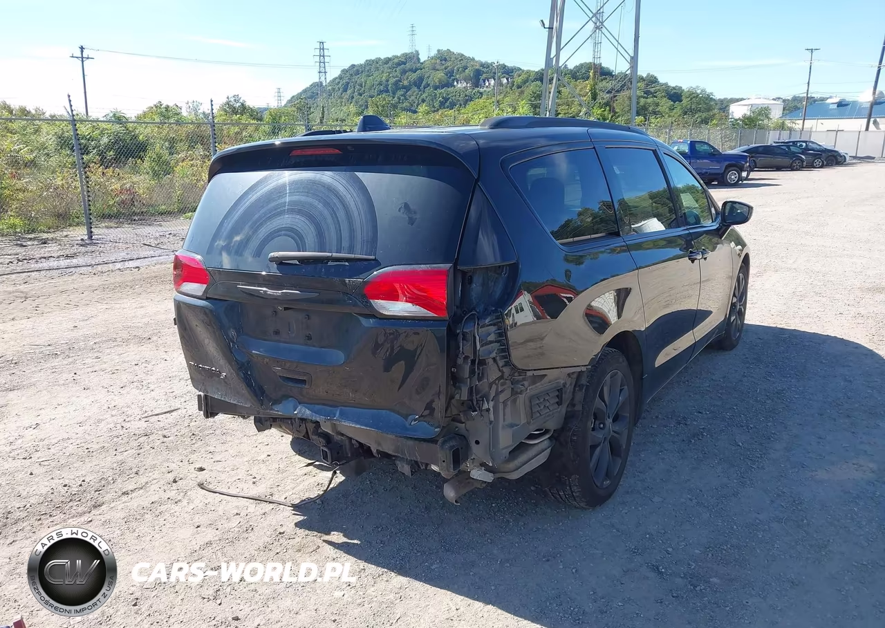 2019 Chrysler Pacifica Touring L VIN:2C4RC1BG2KR549738 - 4