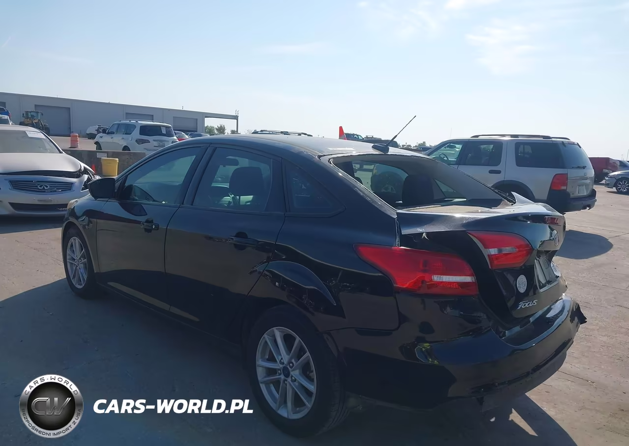 2018 Ford Focus Se VIN:1FADP3FE1JL229066 - 3