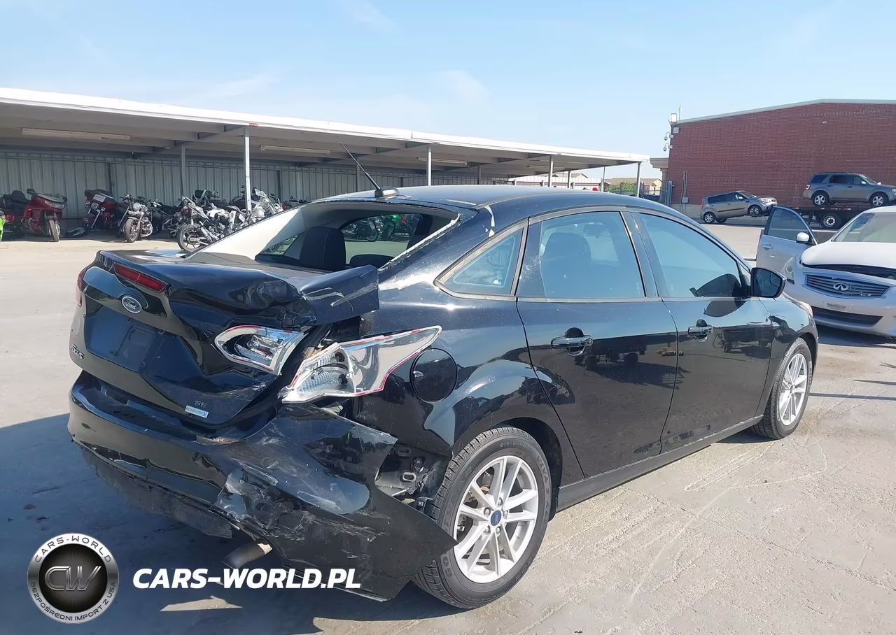 2018 Ford Focus Se VIN:1FADP3FE1JL229066 - 4