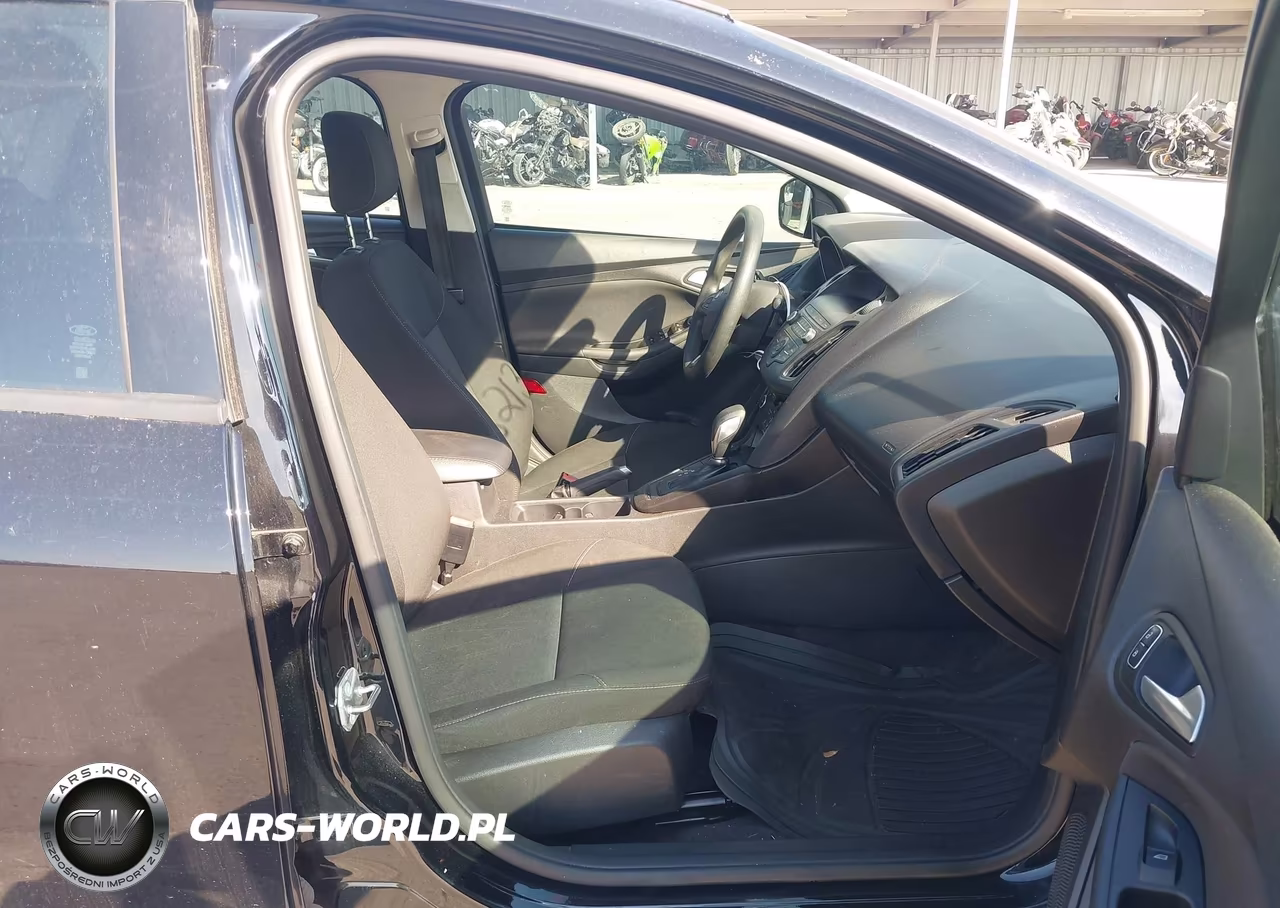 2018 Ford Focus Se VIN:1FADP3FE1JL229066 - 5